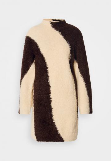 Вязаное платье