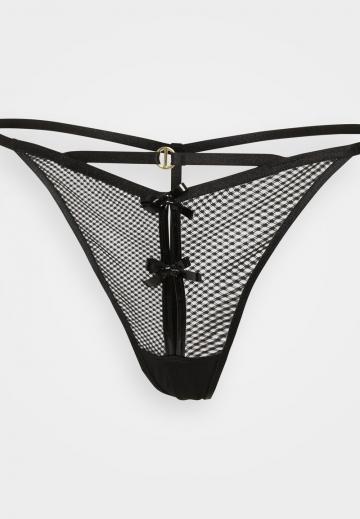 Трусы на бедрах