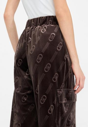 Брюки с накладными карманами