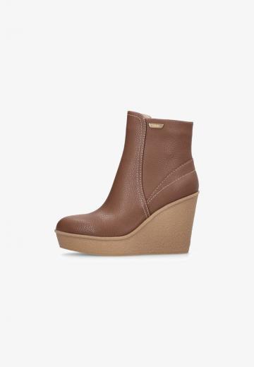 Сапожки на танкетке