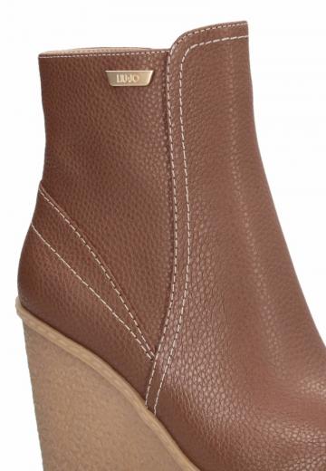 Сапожки на танкетке