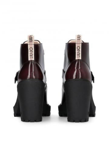 Ботинки на шнуровке