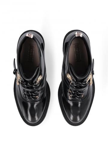 Ботинки на шнуровке