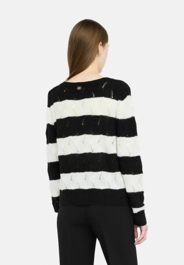 Пуловер в полоску