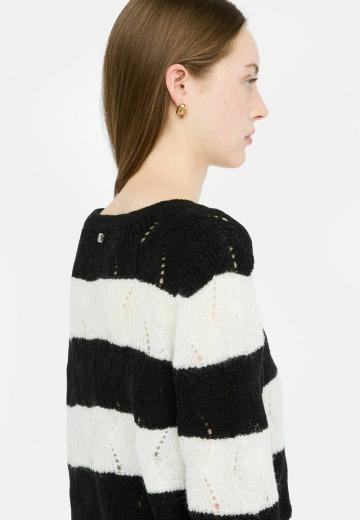 Пуловер в полоску