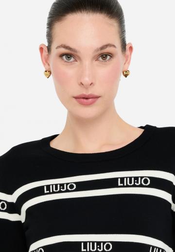 Пуловер в полоску