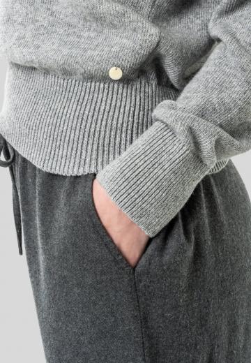 Брюки с накладными карманами