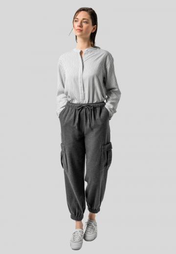 Брюки с накладными карманами