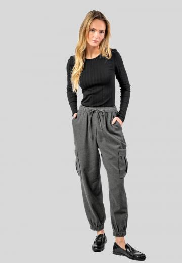 Брюки с накладными карманами