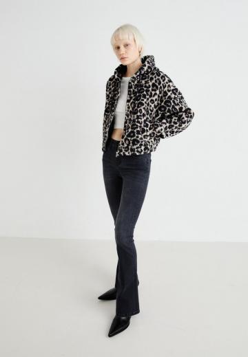 Клешеные джинсы