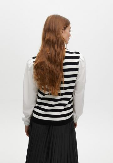 Пуловер в полоску