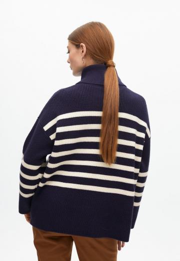 Пуловер с вырезом V