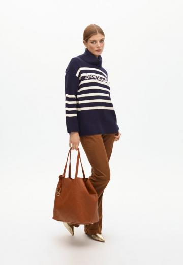 Пуловер с вырезом V