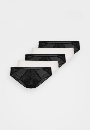 Трусы на бедрах