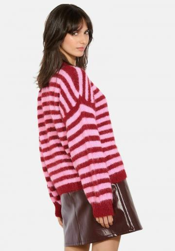 Пуловер в полоску