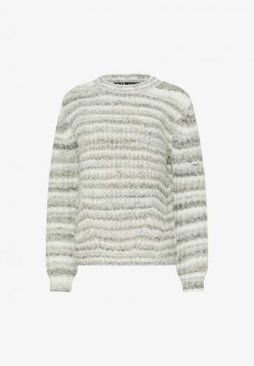 Пуловер в полоску