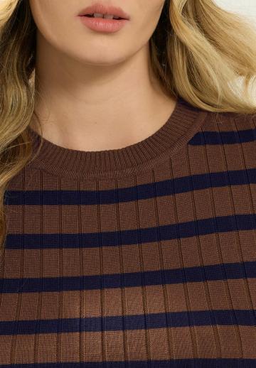 Пуловер в полоску