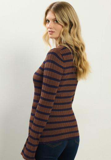 Пуловер в полоску