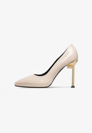 Туфли с высоким носом