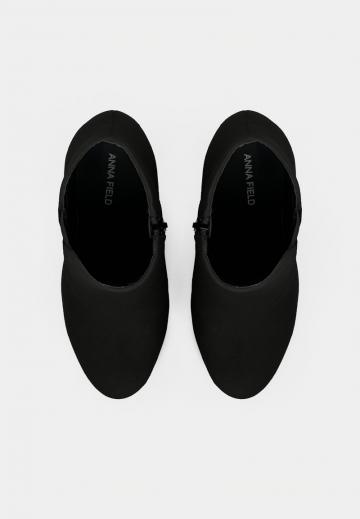 Полусапожки на высоком каблуке