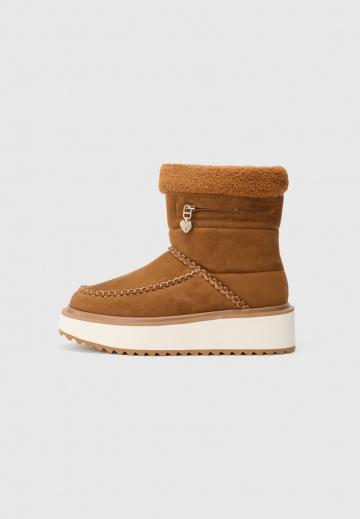 Сапожки на танкетке