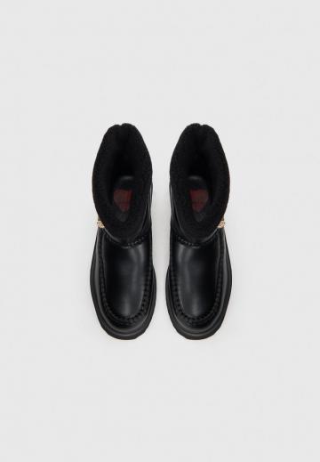 Сапожки на танкетке