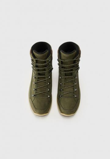 Походные кроссовки