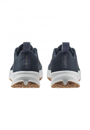 Походные кроссовки