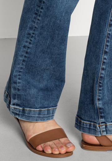 Клешеные джинсы