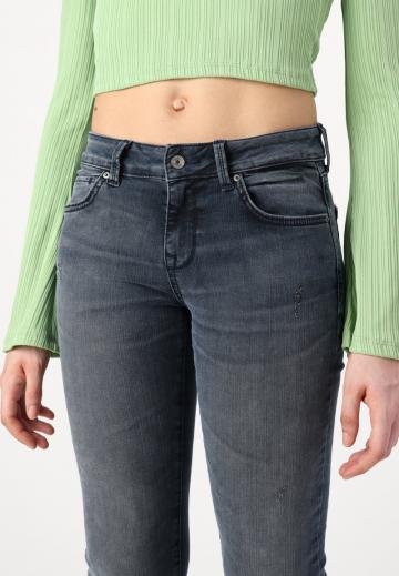 Узкие джинсы