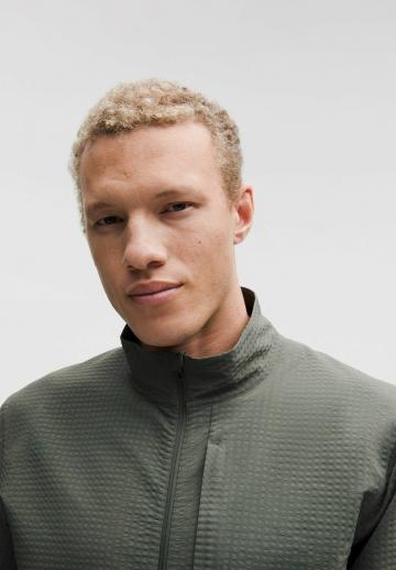 Спортивная куртка