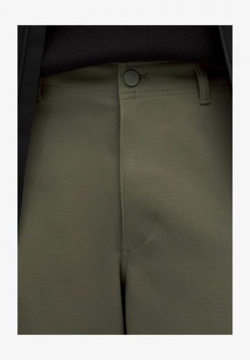 Брюки с накладными карманами