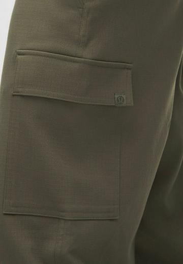 Брюки с накладными карманами