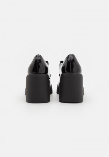 Туфли с высоким носом