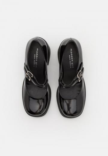 Туфли с высоким носом