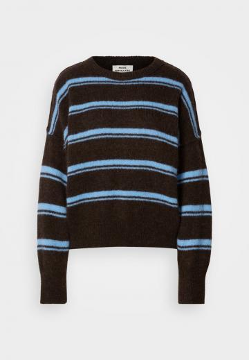 Пуловер в полоску