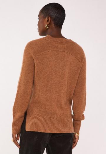 Пуловер с вырезом V