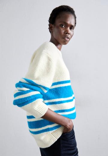 Пуловер в полоску