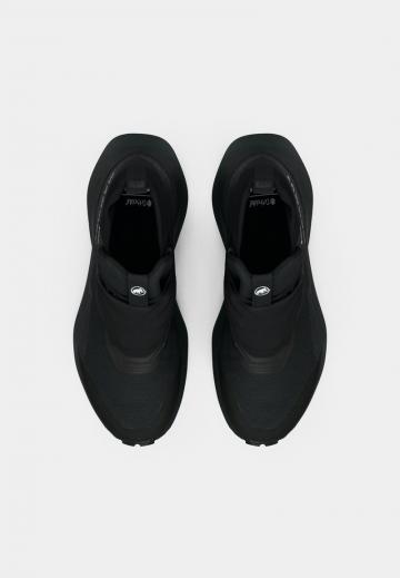 Походные кроссовки