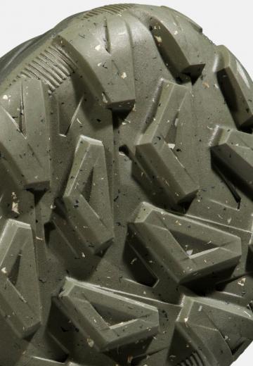 Походные кроссовки