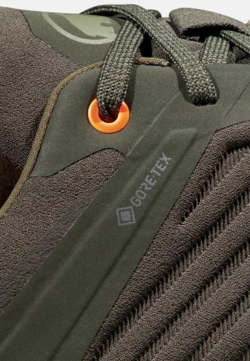 Походные кроссовки