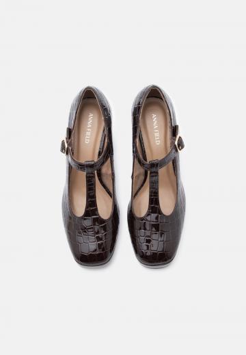 Туфли на высоком каблуке