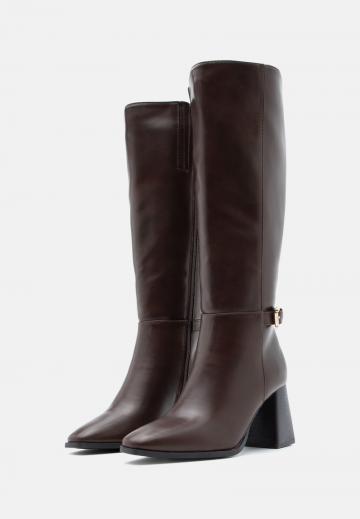 Высокие сапоги