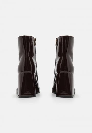 Полусапожки на высоком каблуке