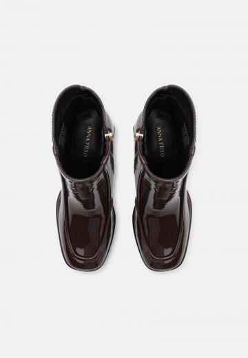 Полусапожки на высоком каблуке