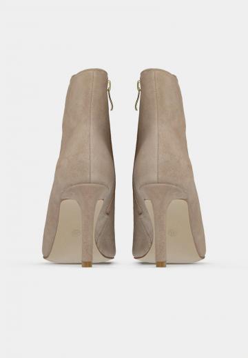 Полусапожки на высоком каблуке