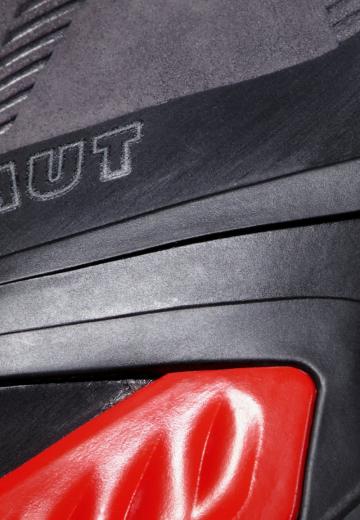 Походные кроссовки