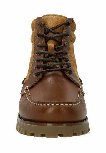 Ботинки на шнуровке