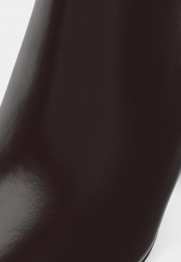 Полусапожки на высоком каблуке