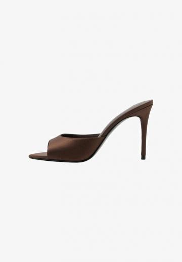 Босоножки на каблуке